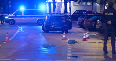 Stire din Actualitate : Atac cu cuţitul într-un mare oraș. A înjunghiat doi trecători cu cuțitul și a fost împuşcată de poliţie
