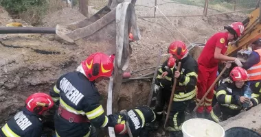 Stire din Eveniment : Muncitor surprins de un mal de pământ surpat în timpul lucrărilor la canalizare. A fost solicitat elicopterul SMURD