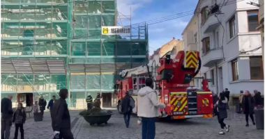 Stire din Eveniment : Și-a văzut moartea cu ochii! Un muncitor a căzut de la înălţime, în timp ce lucra la o biserică