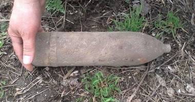 Stire din Eveniment : Proiectil găsit de un agricultor în timp ce ara, în comuna Vulturu