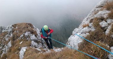Stire din Eveniment : Opt turiști fără echipament, blocați pe stânci, în Piatra Craiului, au fost salvați după 11 ore