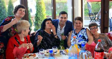 Stire din Politică-Administrație : Petreceri pe cinste pentru femeile din Murfatlar. Primarul Valentin Saghiu le-a oferit flori
