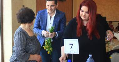 Petreceri pe cinste pentru femeile din Murfatlar. Primarul Valentin Saghiu le-a oferit flori - 5