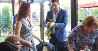 Petreceri pe cinste pentru femeile din Murfatlar. Primarul Valentin Saghiu le-a oferit flori - 6