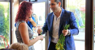 Petreceri pe cinste pentru femeile din Murfatlar. Primarul Valentin Saghiu le-a oferit flori - 7