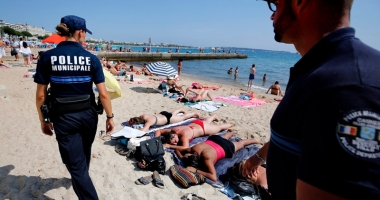 Stire din Actualitate : Musulmane, dezbrăcate cu forța  pe plajele de pe Coasta de Azur