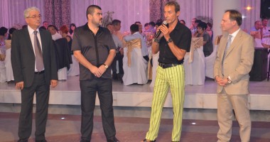 Stire din Politică-Administrație : Galerie FOTO. Cum s-au distrat musulmanii în prima zi de Ramazan Bayram și ce invitați speciali au avut