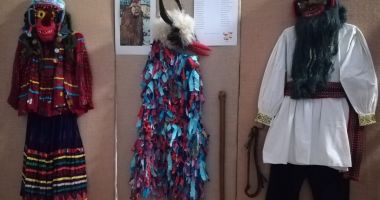 Stire din Cultură-Educație : Expoziție despre obiceiuri de Crăciun și Anul Nou la Muzeul de Artă Populară Constanța