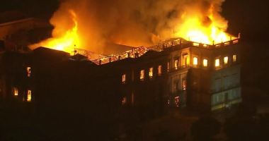 Stire din Eveniment : Unul dintre cele mai mari muzee, mistuit de un incendiu. 200 de ani de istorie s-au făcut scrum