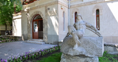 Stire din Cultură-Educație : Muzeul de sculptură "Ion Jalea", deschis pentru vizitatori