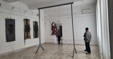 Stire din Cultură-Educație : O provocatoare expoziție de sculptură, la parterul Muzeului de Artă
