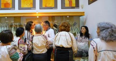 Stire din Cultură-Educație : Demonstrații de lucru oferite de membrele Asociației “Cusături Dobrogene”, la Muzeul de Artă Populară