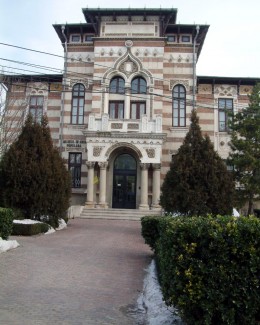 Stire din Cultură-Educație : Costume dobrogene vechi de zeci de ani, expuse  la Muzeul de Artă Populară