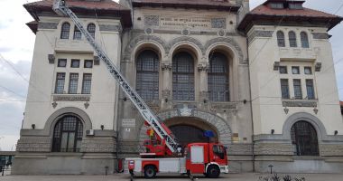 Stire din Social : Vântul puternic ia pe sus acoperișul Muzeului de Istorie!