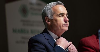 Stire din Politică-Administrație : AUR a strâns peste 200.000 de semnături pentru candidatura lui Călin Georgescu
