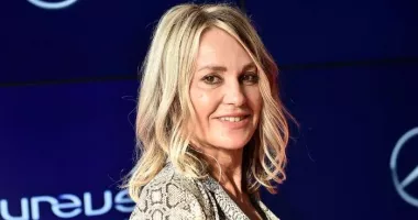Stire din Sport : „Drumul perfecțiunii”, omagiu adus Nadiei Comăneci în orașul natal, Onești