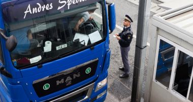 Stire din Actualitate : Cozi kilometrice la Vama Nădlac II. Camioanele așteaptă chiar și 6 ore până la ieșirea din România