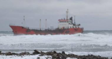 Stire din Actualitate : FURTUNĂ PUTERNICĂ! Tanc petrolier, cu 400 de tone de motorină, a eșuat