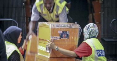 Stire din Actualitate : CAPTURĂ IMPRESIONANTĂ! Autoritățile au confiscat de la un fost premier 72 de saci cu bijuterii și bani