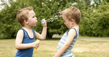 Stire din Social : Născuți în aceeași familie, crescuți separat!