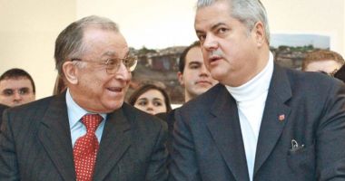 Stire din Politică-Administrație : Fostul premier Adrian Năstase a ajuns la catafalcul lui Ion Iliescu