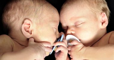 Stire din Social : O naștere mai specială. O femeie cu două utere a născut gemeni, un băiat și o fetiță
