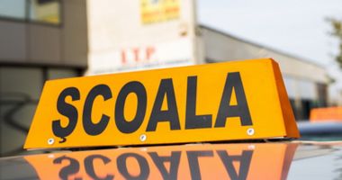 Stire din Eveniment : O femeie a fost dată afară de la proba teoretică pentru permisul de conducere din cauza unui nasture. Iată ce ascundea