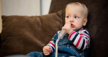Stire din Sănătate : Eliminaţi-le copiilor secreţiile nazale! În caz contrar, riscă să facă otită