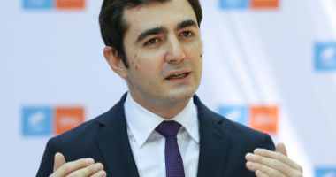 Stire din Politică-Administrație : Claudiu Năsui: „Deși muncesc mult, românii rămân săraci pentru că plătesc pensii speciale”