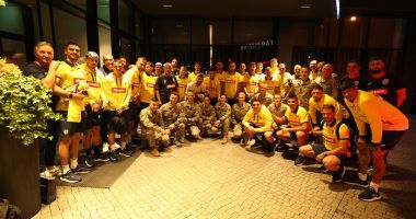 Stire din Sport : Jucătorii naţionalei, încurajaţi de un grup de militari români detaşaţi la baza NATO din Prishtina