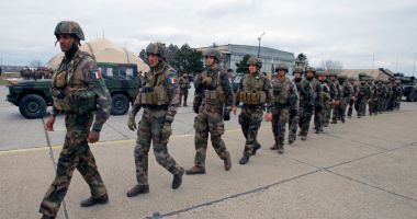 Stire din Actualitate : Militarii din cadrul grupului de luptă NATO din România participă la parada de 1 decembrie