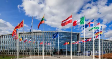 Stire din Actualitate : NATO critică pozițiile Rusiei și Chinei în domeniul nuclear și îndeamnă la cooperare cu SUA