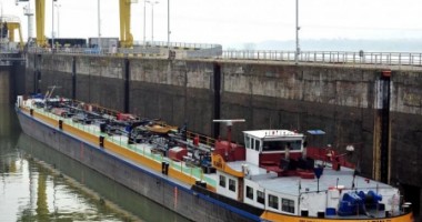 Stire din Economie : Circulația pe Dunăre, blocată: Ecluza sârbească s-a defectat, cea românească e în reparații
