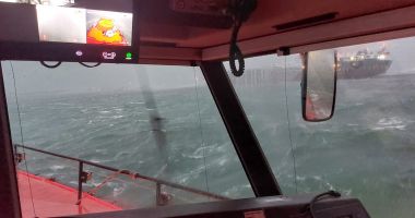 GALERIE FOTO Și marinarii salvatori au fost la datorie pe vremea potrivnică. Sar Artemis a intervenit pe mare - 5