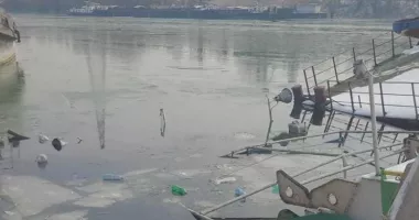 Stire din Eveniment : Alertă de poluare pe Dunăre. Produse petroliere scurse după scufundarea unei nave