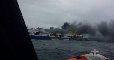 Feribotul incendiat / Patru cadavre au fost recuperate. Toți pasagerii au fost evacuați / Galerie foto - 4