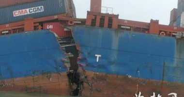 O navă portcontainer s-a rupt în două - 2