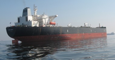 Stire din Economie : Pirații au incendiat un tanc petrolier încărcat cu 141.000 tone de carburanți
