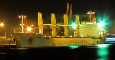 Stire din Economie : Marinarii români de pe navele "Free Neptune" și "Olympus" trec prin momente dramatice