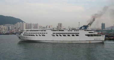 Stire din Economie : Pasagerii au sărit peste bord, de pe un ferry-boat în flăcări