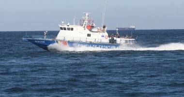 Stire din Eveniment : Trei turiști, aflați pe o barcă pneumatică, salvați de polițiștii de frontieră