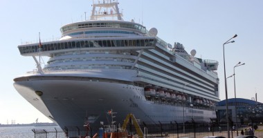 Stire din Economie : Luxuriantul "Azura" a adus 2.984 turiști în portul Constanța