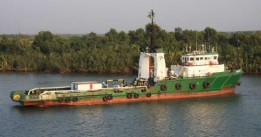 Stire din Economie : Comandantul și șeful mecanic de pe o navă off-shore au fost luați ostateci de pirați