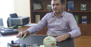 Stire din Economie : N-avem mălai nici de-o mămăligă, dar vinul curge din belșug