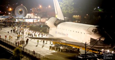 Stire din Diverse : VIDEO SPECTACULOS. Naveta spațială Endeavour plimbată pe străzile din L.A.