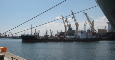Stire din Economie : Navigația în porturile Constanța și Midia a fost suspendată