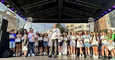Stire din Politică-Administrație : Primăria Năvodari a premiat elevii din localitate pentru rezultate bune la învăţătură
