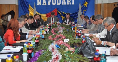 Stire din Politică-Administrație : Matei a primit colindători la ședința de consiliu local