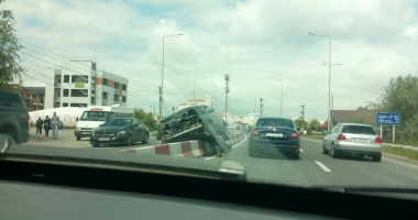 GALERIE FOTO / ACCIDENT CU 3 VICTIME și o mașină suspendată