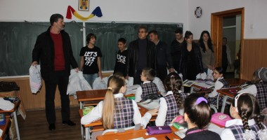 Stire din Politică-Administrație : Cadouri și dulciuri pentru copiii din Năvodari